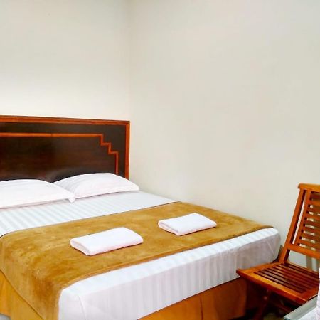 Hotel Keluarga Djagalan Raya スラバヤ エクステリア 写真