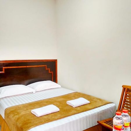 Hotel Keluarga Djagalan Raya スラバヤ エクステリア 写真