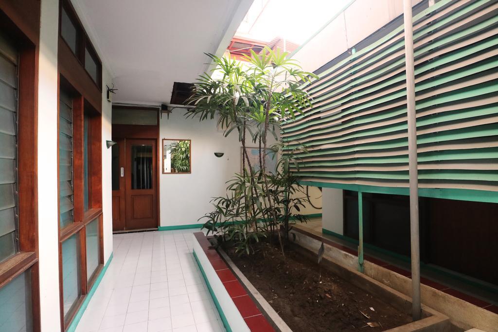 Hotel Keluarga Djagalan Raya スラバヤ エクステリア 写真