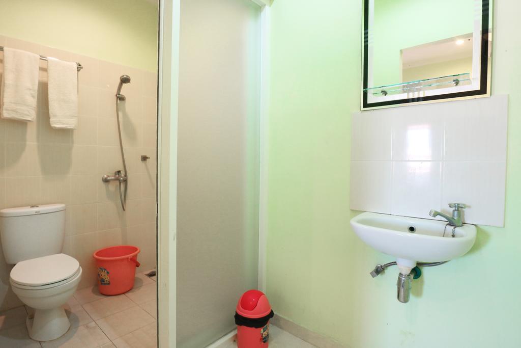 Hotel Keluarga Djagalan Raya スラバヤ エクステリア 写真