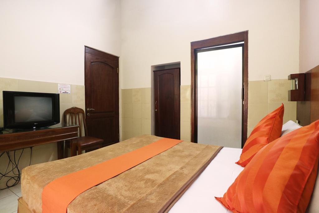 Hotel Keluarga Djagalan Raya スラバヤ エクステリア 写真