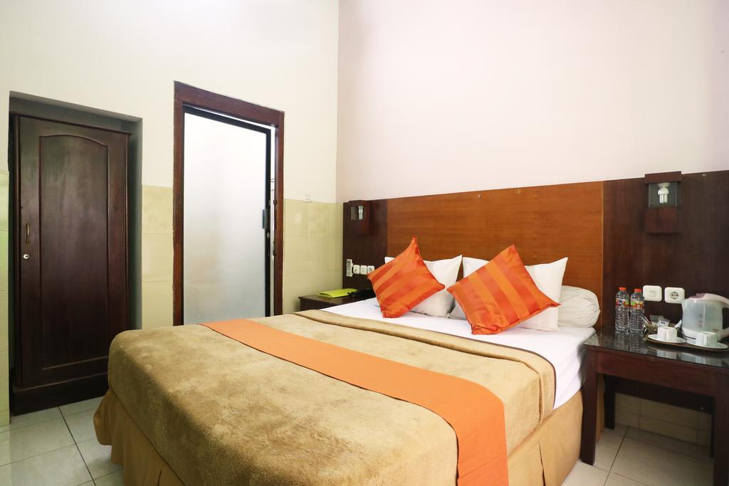 Hotel Keluarga Djagalan Raya スラバヤ エクステリア 写真