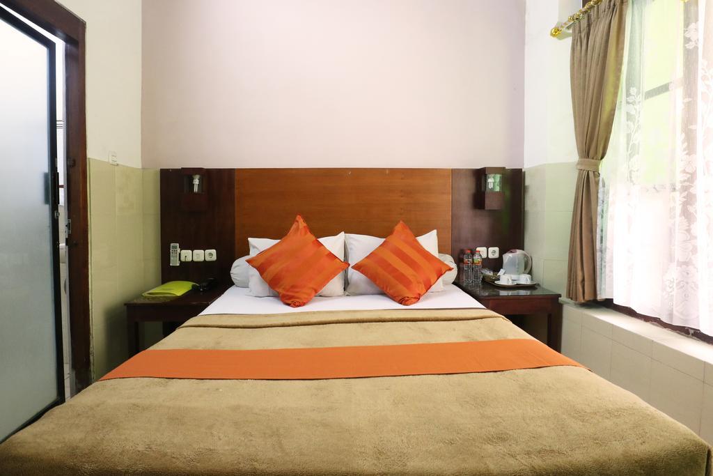 Hotel Keluarga Djagalan Raya スラバヤ エクステリア 写真