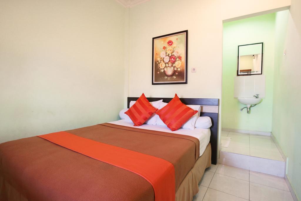 Hotel Keluarga Djagalan Raya スラバヤ エクステリア 写真