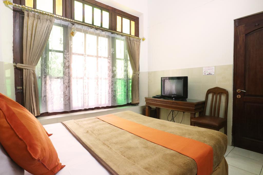 Hotel Keluarga Djagalan Raya スラバヤ エクステリア 写真