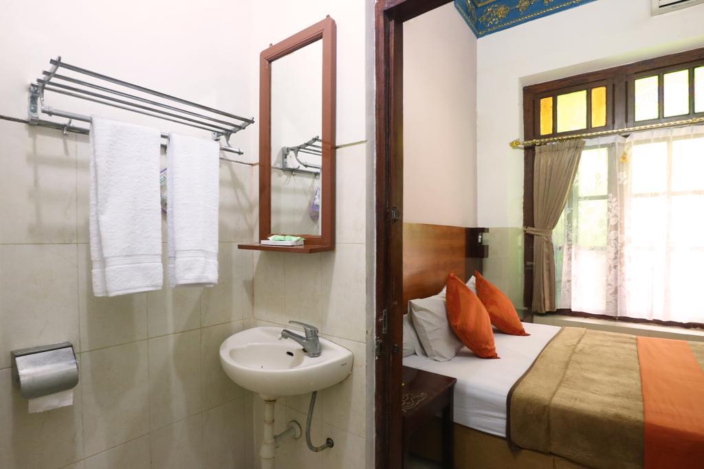 Hotel Keluarga Djagalan Raya スラバヤ エクステリア 写真