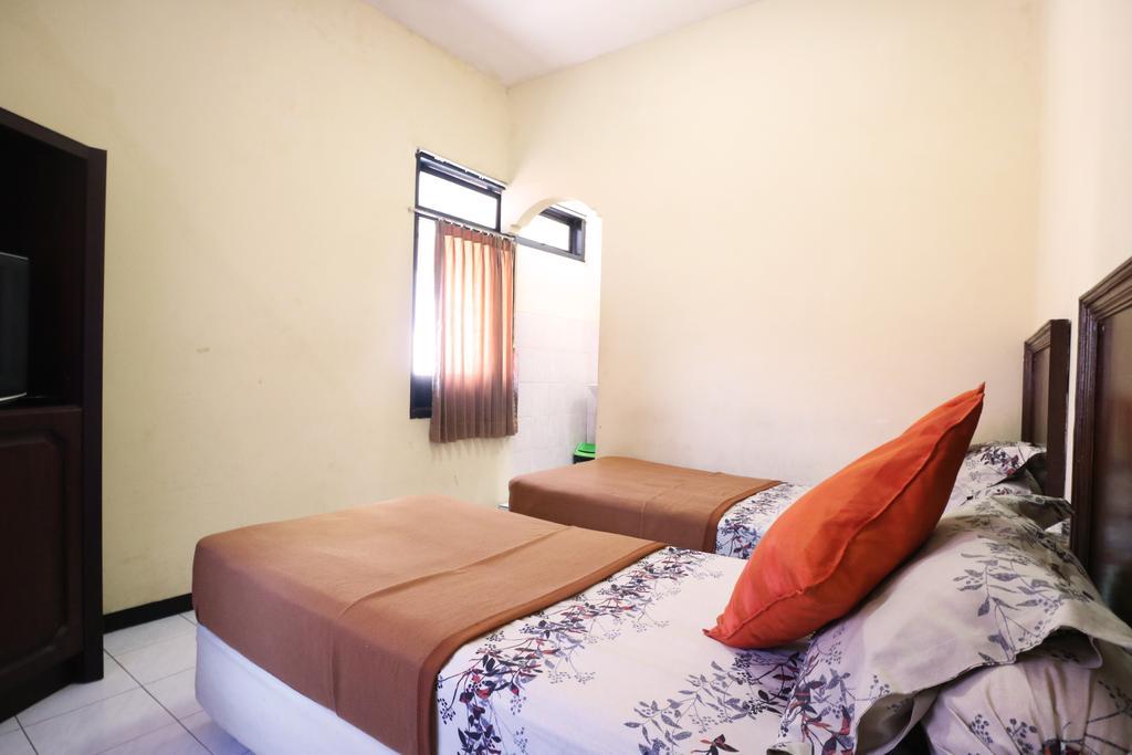 Hotel Keluarga Djagalan Raya スラバヤ エクステリア 写真
