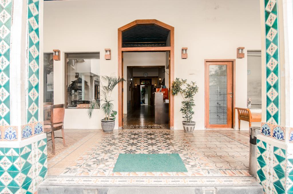 Hotel Keluarga Djagalan Raya スラバヤ エクステリア 写真
