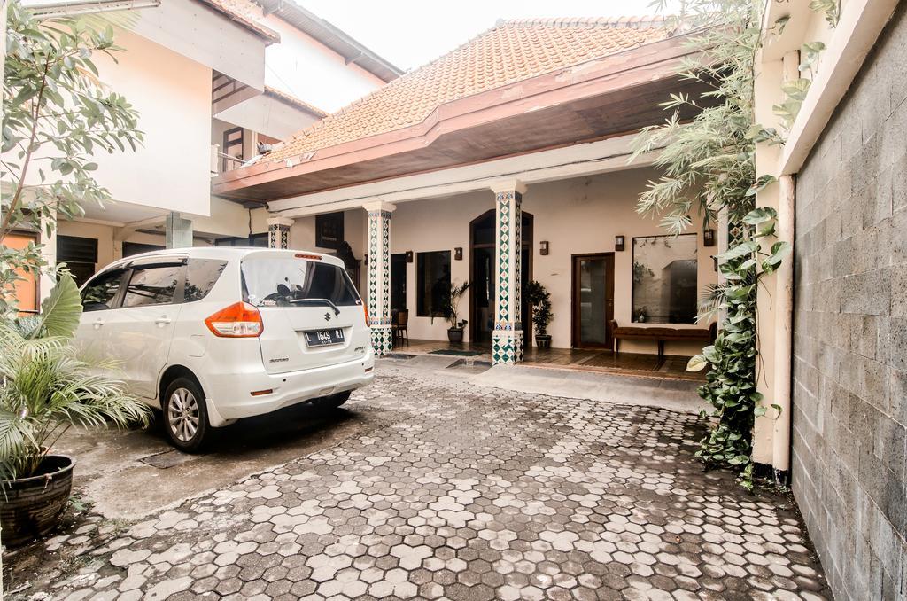 Hotel Keluarga Djagalan Raya スラバヤ エクステリア 写真