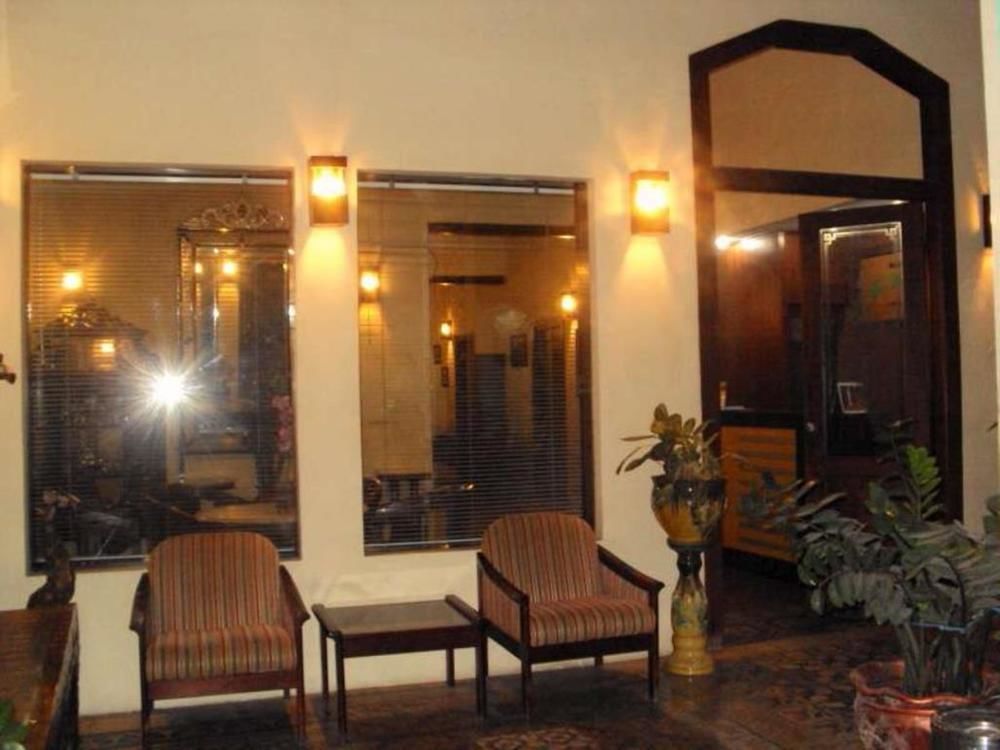 Hotel Keluarga Djagalan Raya スラバヤ エクステリア 写真