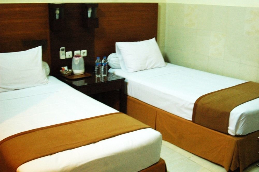 Hotel Keluarga Djagalan Raya スラバヤ エクステリア 写真
