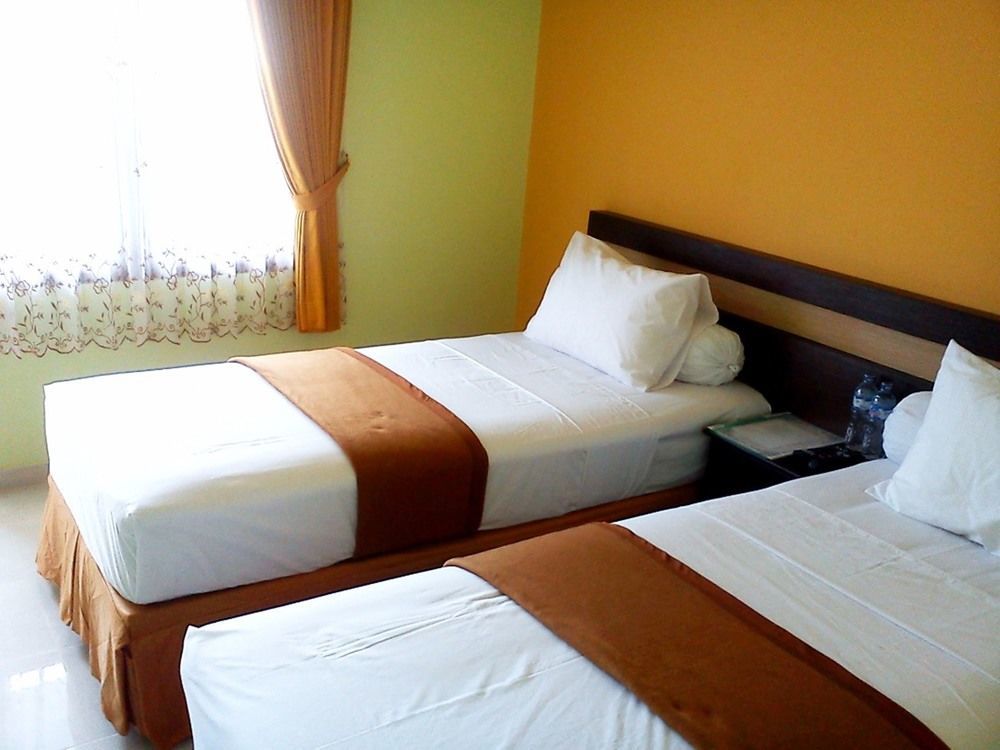 Hotel Keluarga Djagalan Raya スラバヤ エクステリア 写真