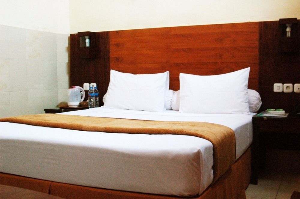 Hotel Keluarga Djagalan Raya スラバヤ エクステリア 写真