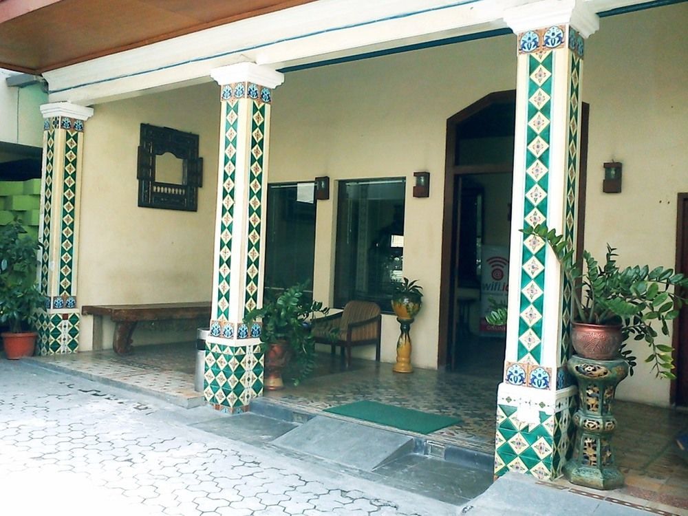 Hotel Keluarga Djagalan Raya スラバヤ エクステリア 写真