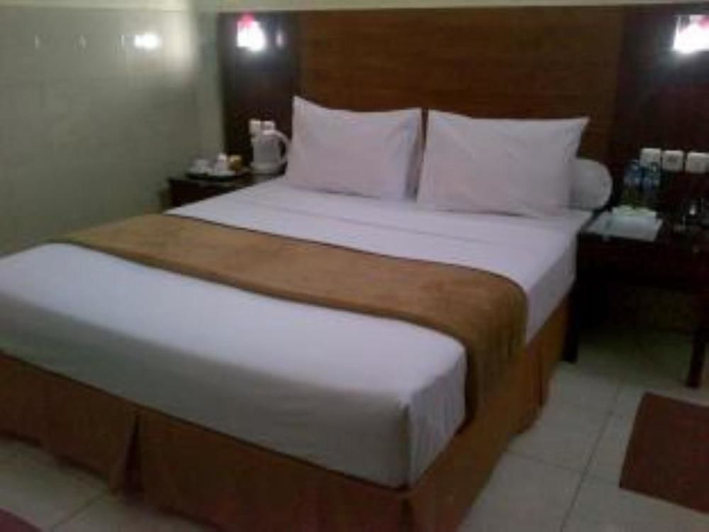 Hotel Keluarga Djagalan Raya スラバヤ エクステリア 写真