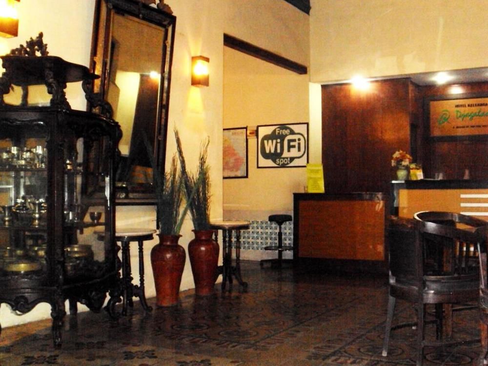 Hotel Keluarga Djagalan Raya スラバヤ エクステリア 写真