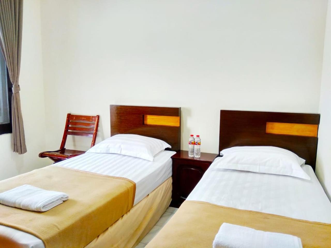 Hotel Keluarga Djagalan Raya スラバヤ エクステリア 写真