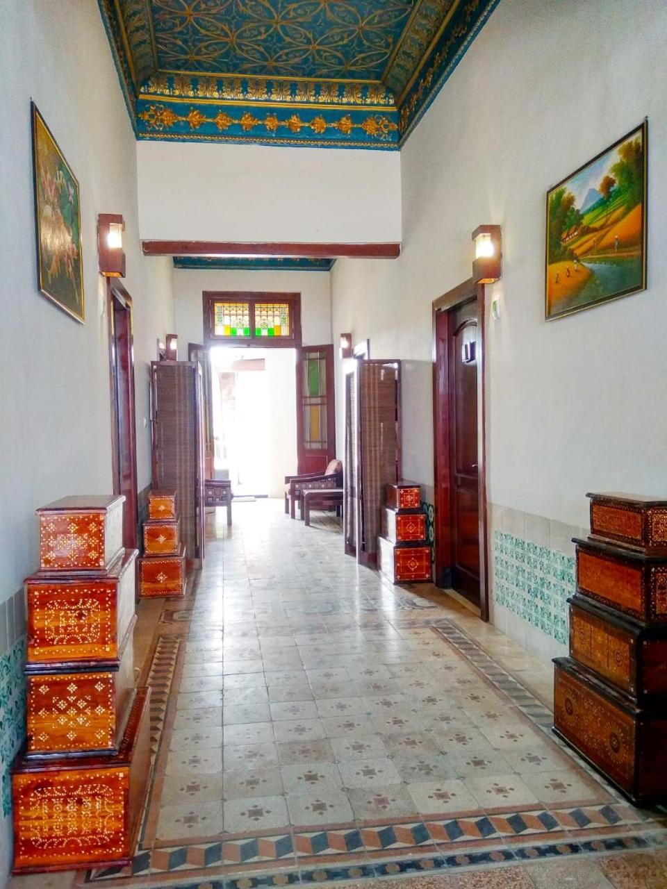 Hotel Keluarga Djagalan Raya スラバヤ エクステリア 写真