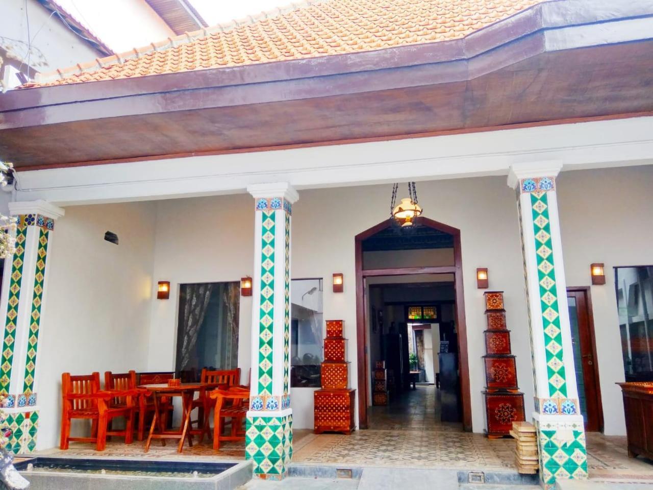 Hotel Keluarga Djagalan Raya スラバヤ エクステリア 写真