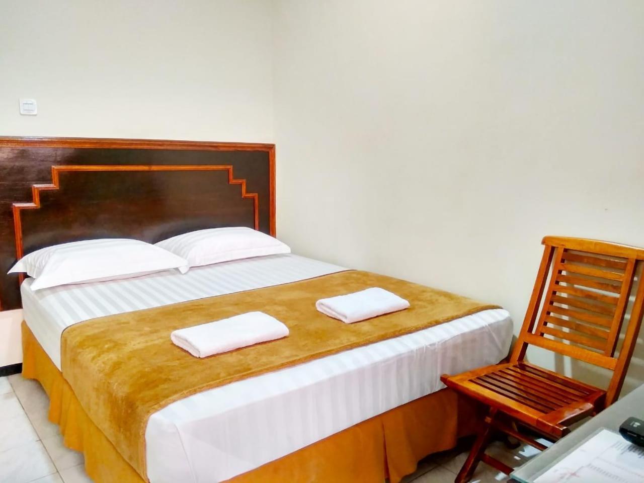 Hotel Keluarga Djagalan Raya スラバヤ エクステリア 写真