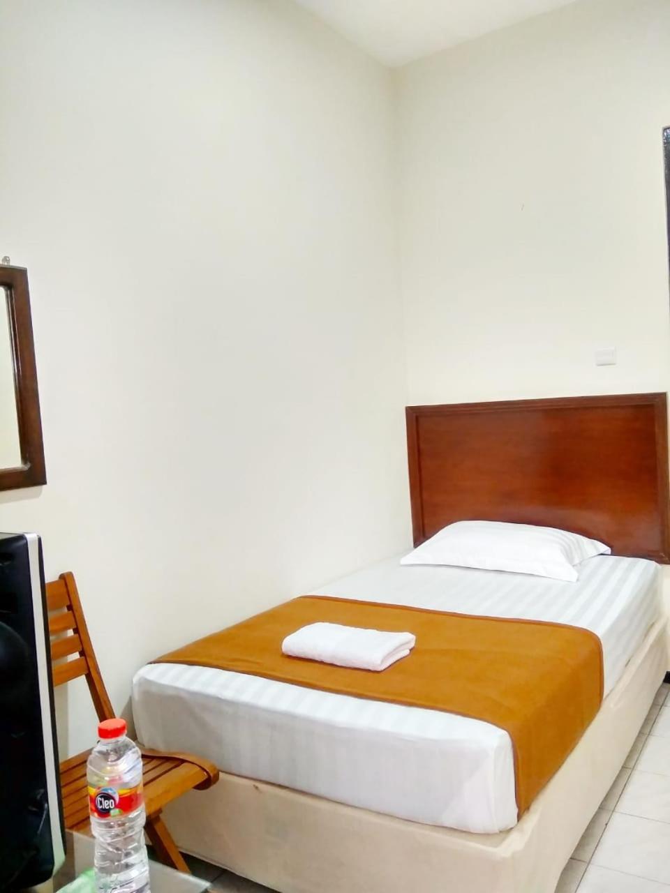 Hotel Keluarga Djagalan Raya スラバヤ エクステリア 写真