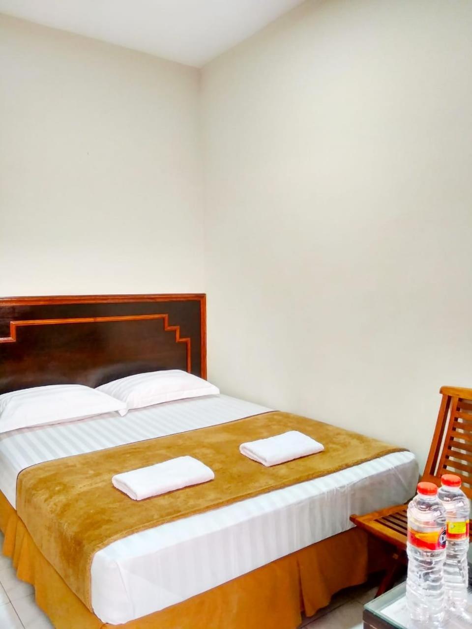 Hotel Keluarga Djagalan Raya スラバヤ エクステリア 写真