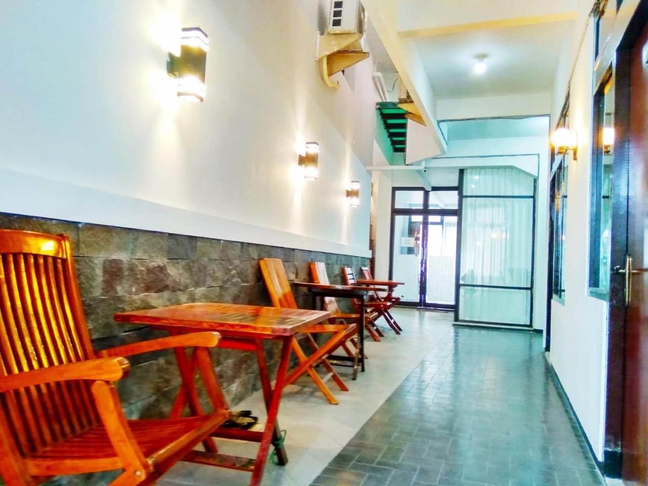 Hotel Keluarga Djagalan Raya スラバヤ エクステリア 写真