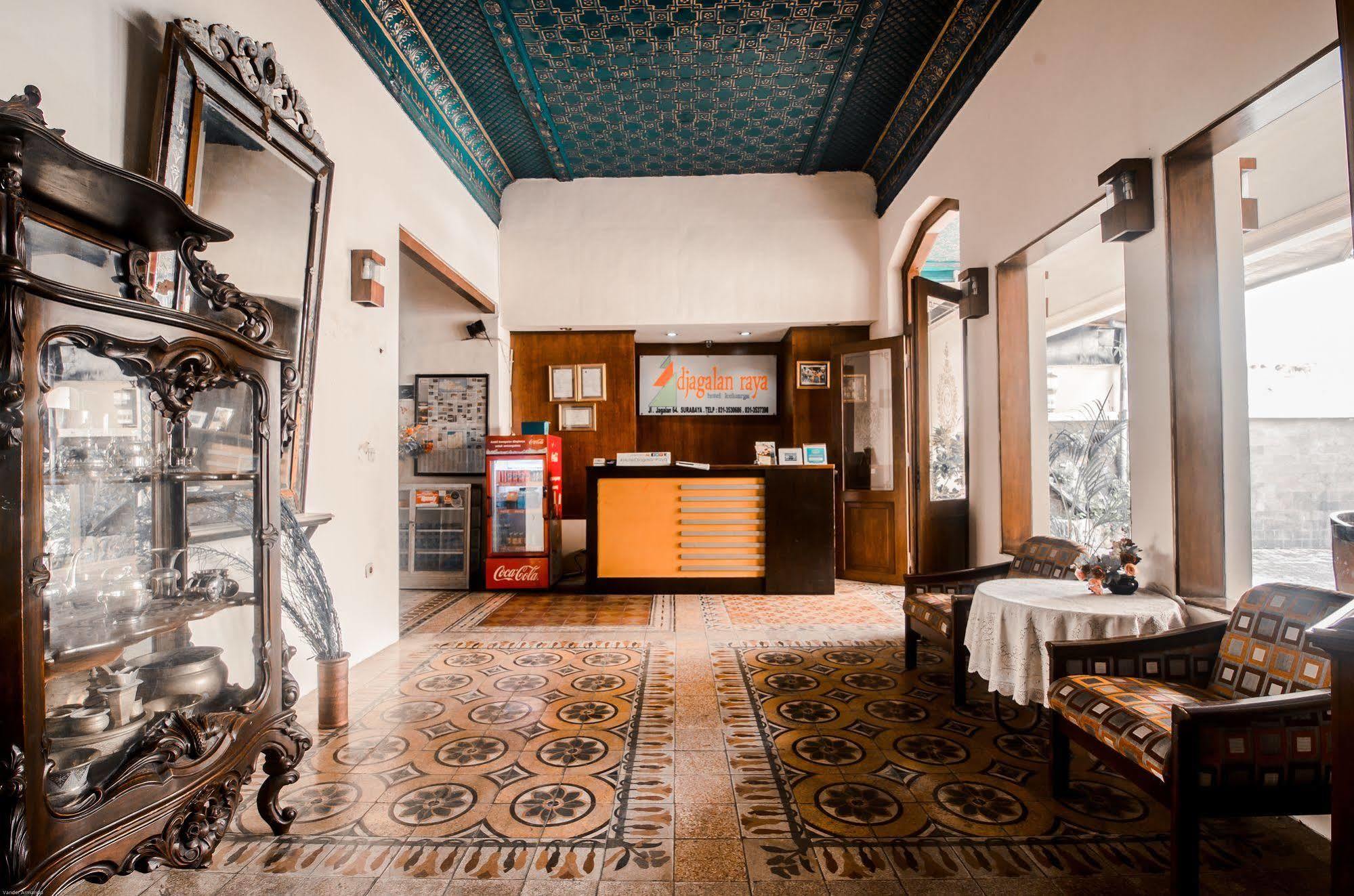 Hotel Keluarga Djagalan Raya スラバヤ エクステリア 写真