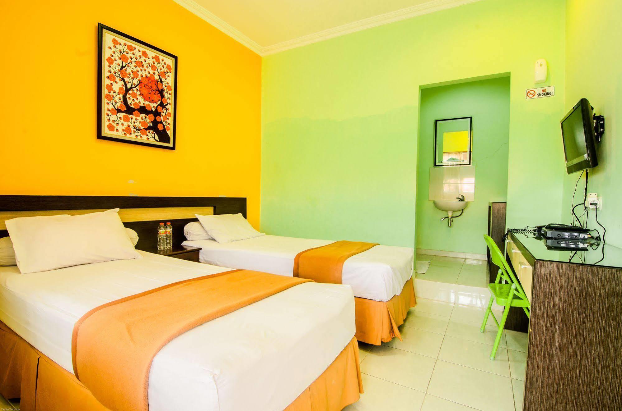 Hotel Keluarga Djagalan Raya スラバヤ エクステリア 写真