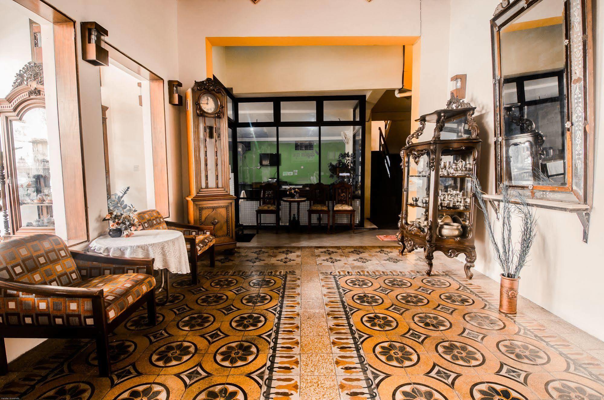 Hotel Keluarga Djagalan Raya スラバヤ エクステリア 写真