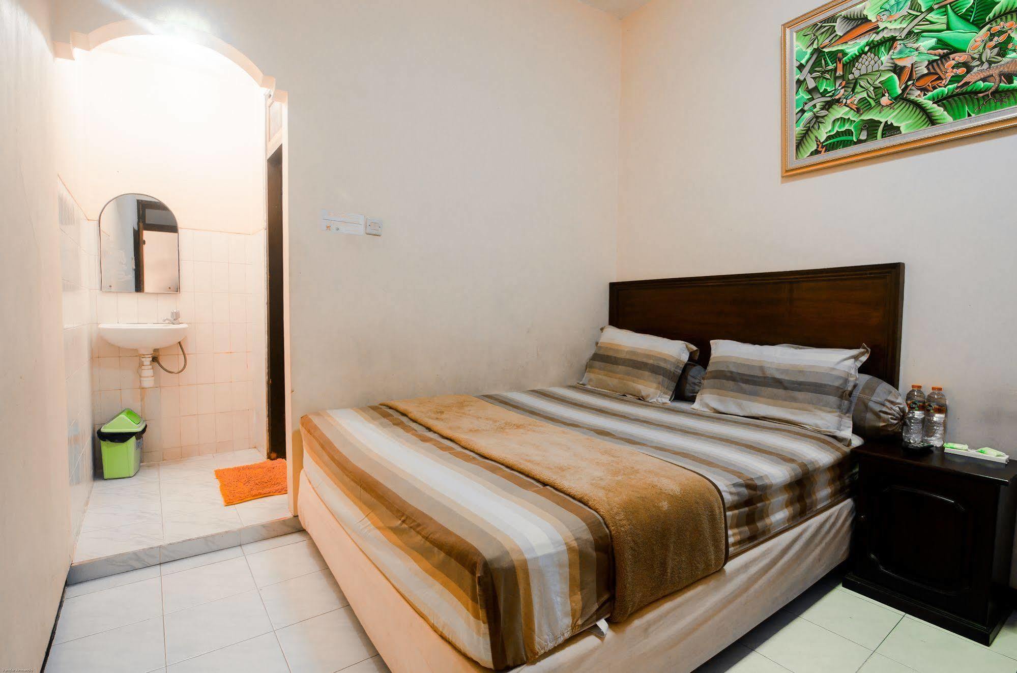 Hotel Keluarga Djagalan Raya スラバヤ エクステリア 写真