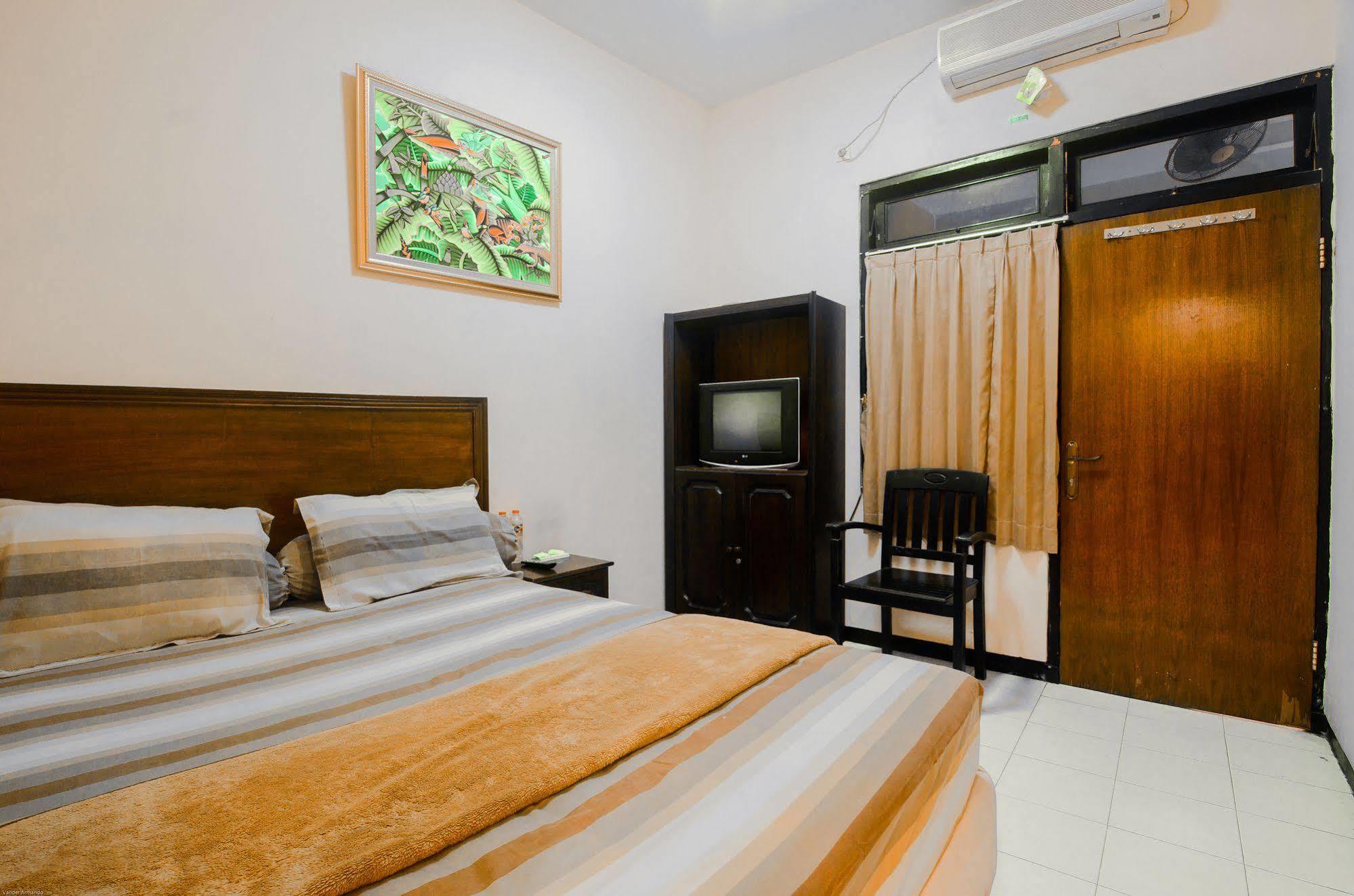 Hotel Keluarga Djagalan Raya スラバヤ エクステリア 写真