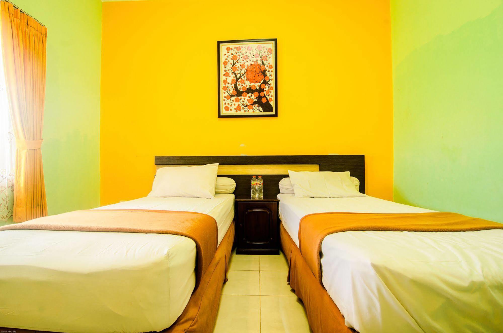 Hotel Keluarga Djagalan Raya スラバヤ エクステリア 写真