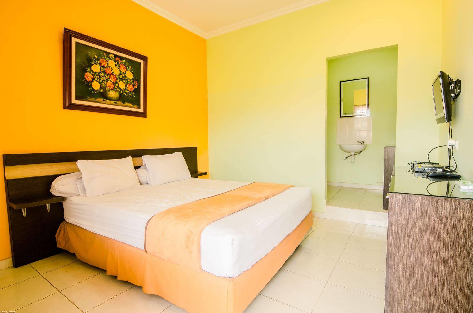 Hotel Keluarga Djagalan Raya スラバヤ エクステリア 写真