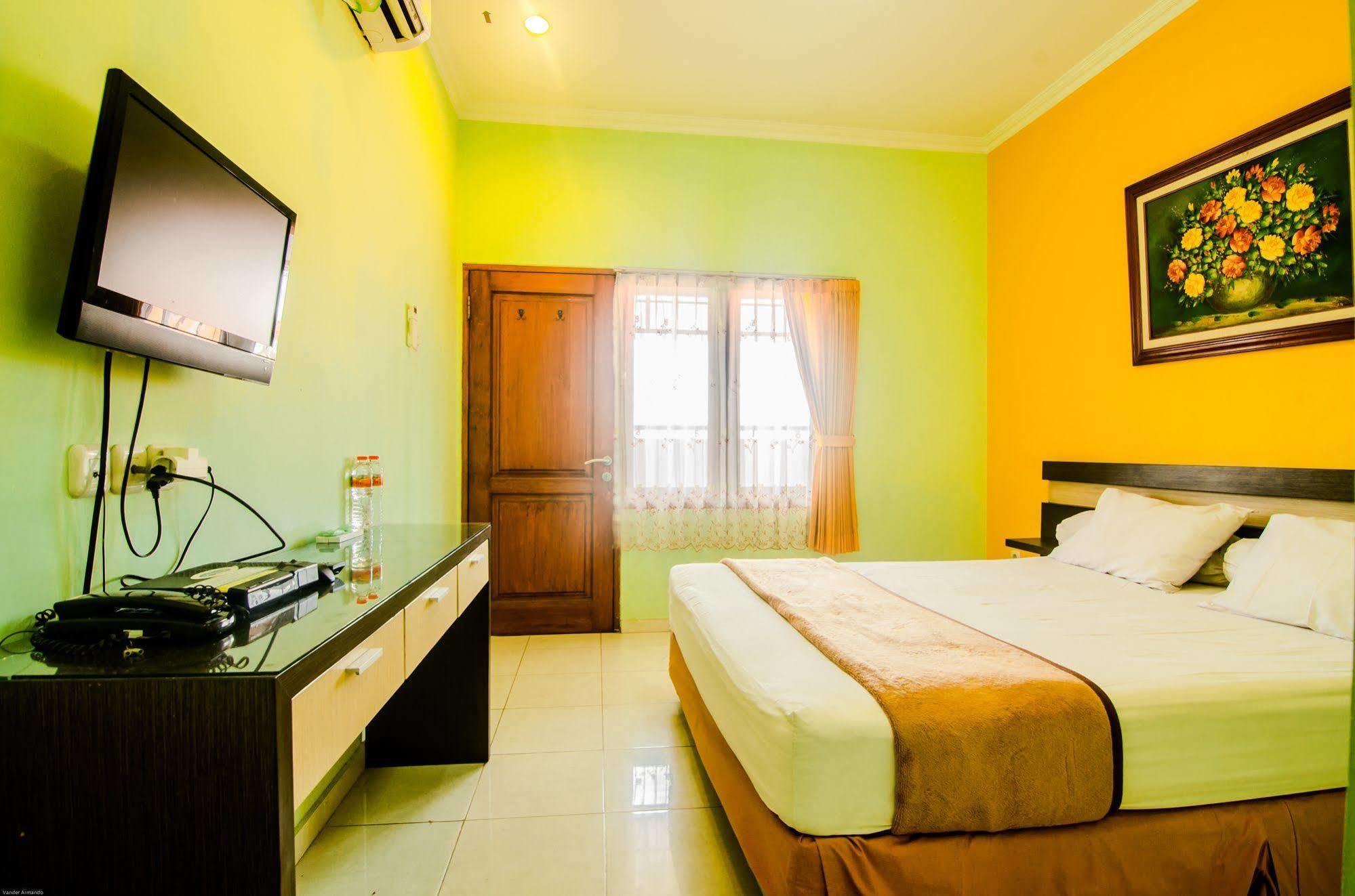 Hotel Keluarga Djagalan Raya スラバヤ エクステリア 写真