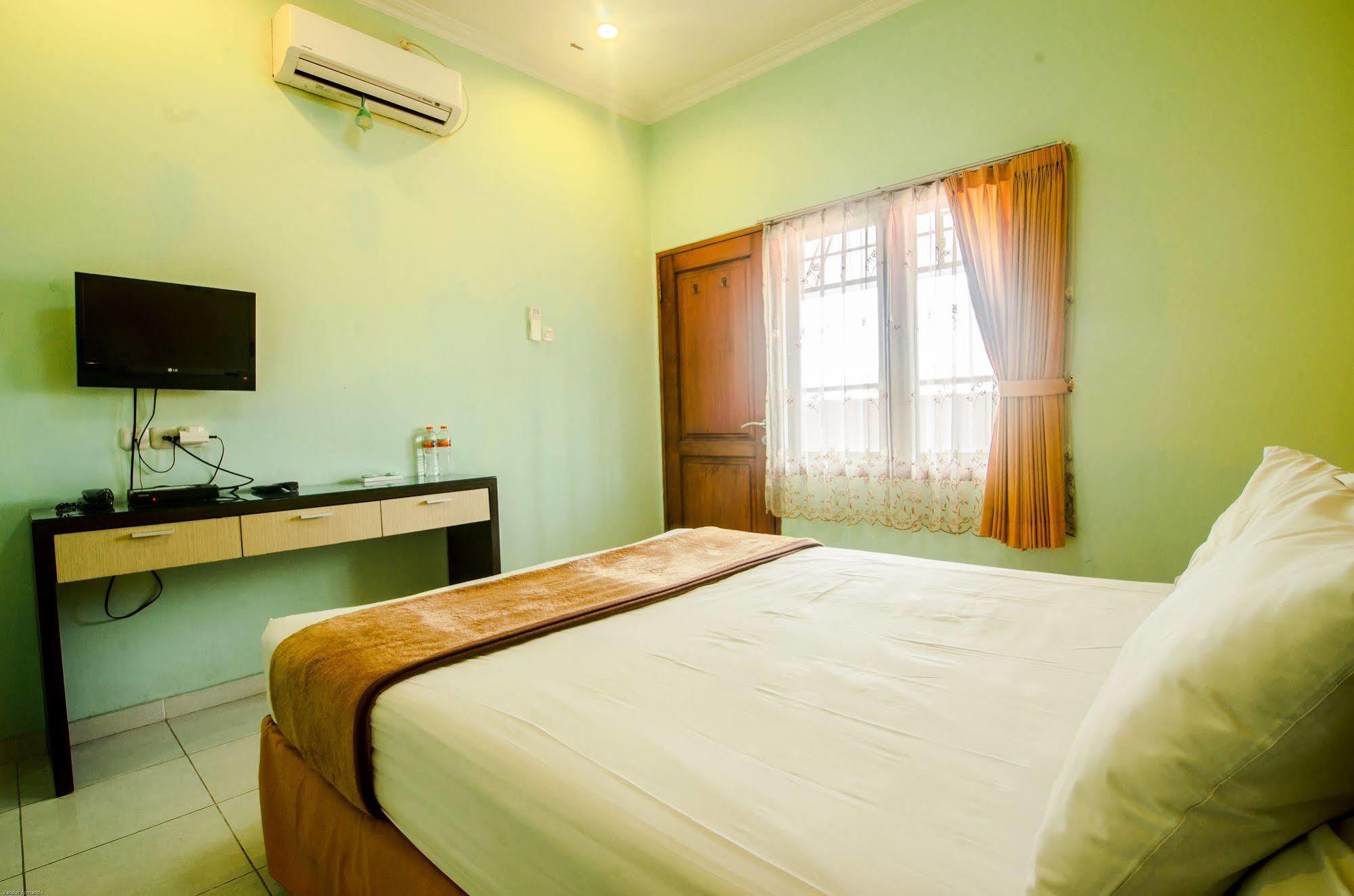 Hotel Keluarga Djagalan Raya スラバヤ エクステリア 写真