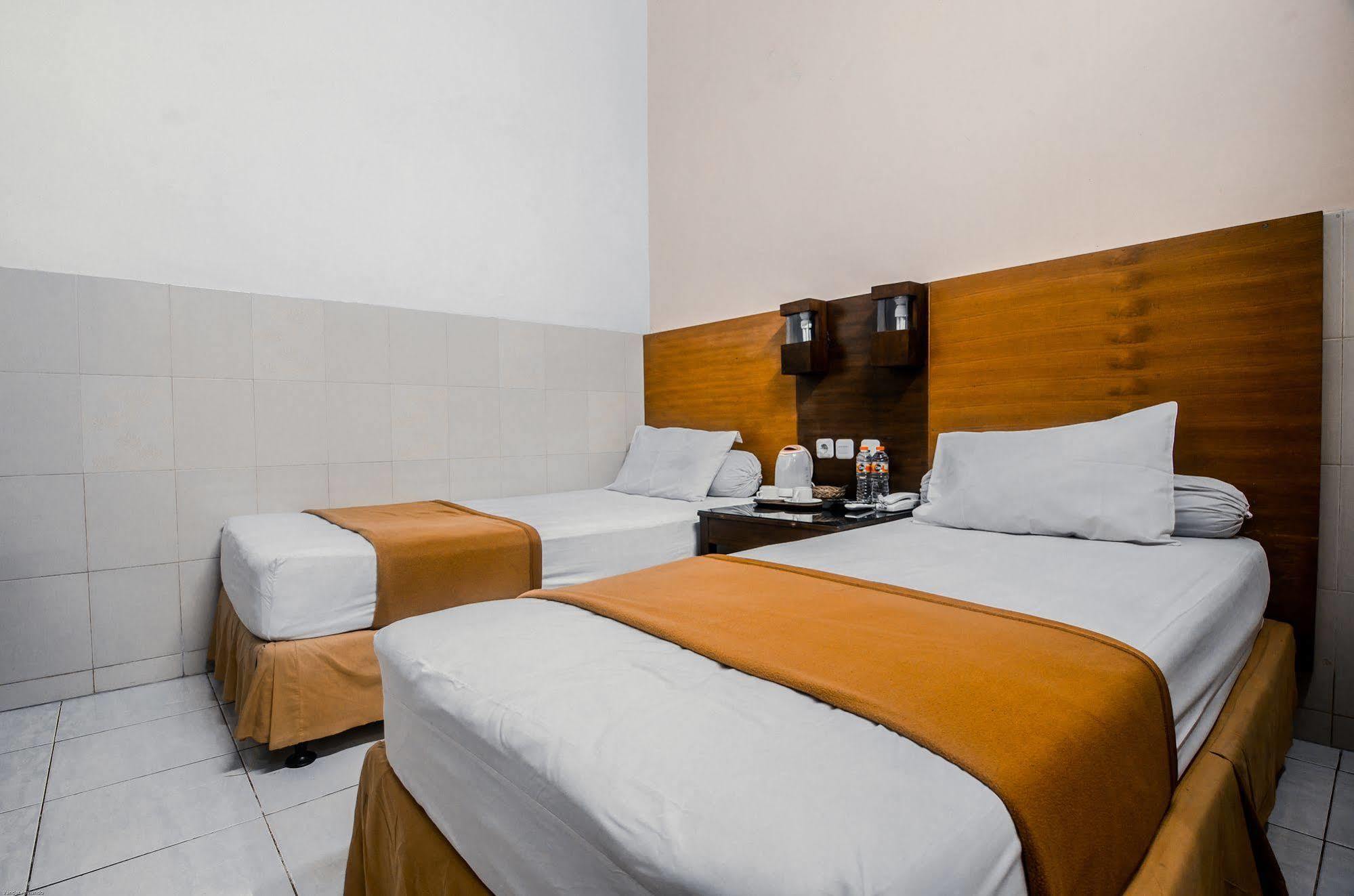 Hotel Keluarga Djagalan Raya スラバヤ エクステリア 写真