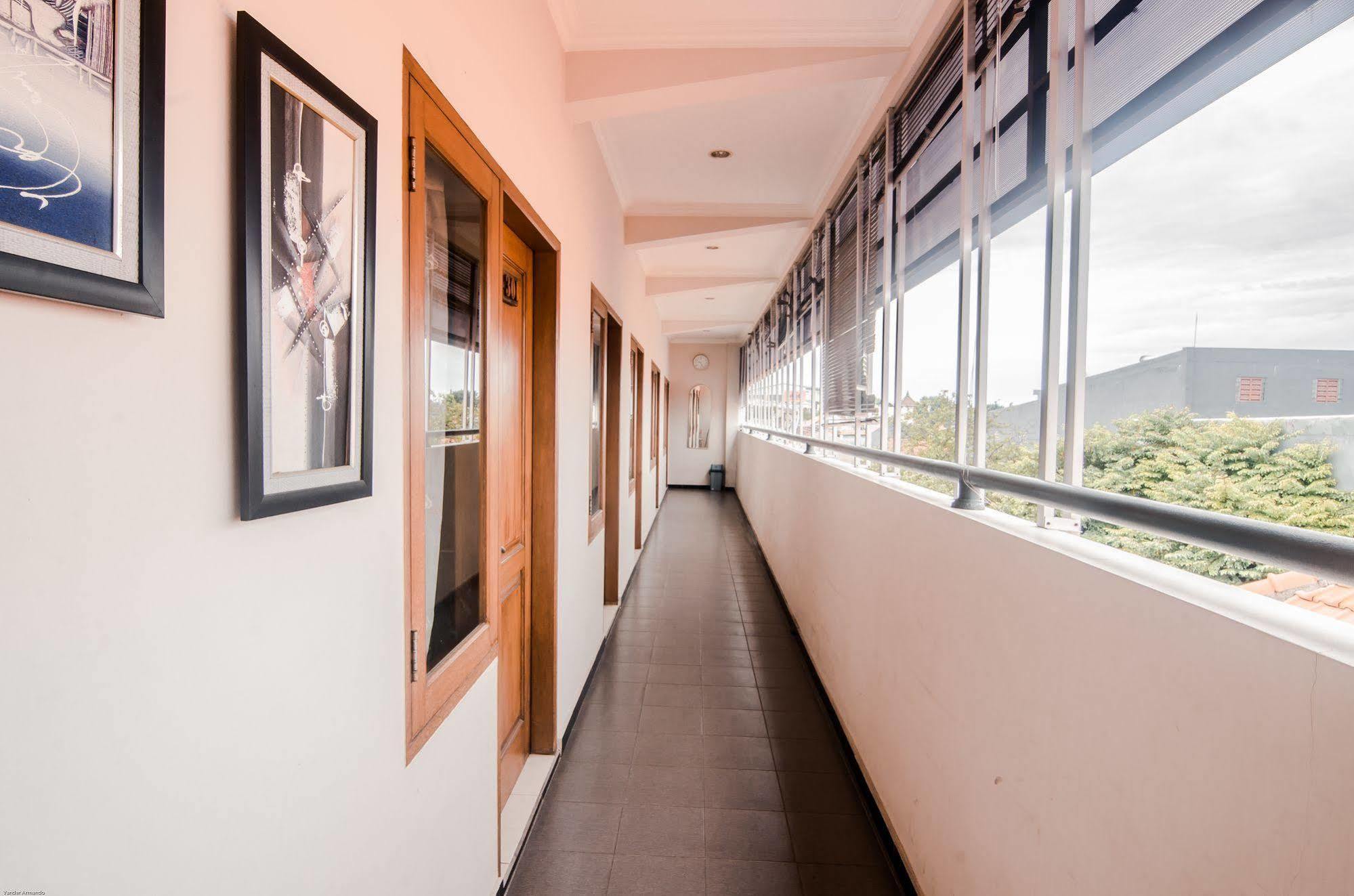 Hotel Keluarga Djagalan Raya スラバヤ エクステリア 写真