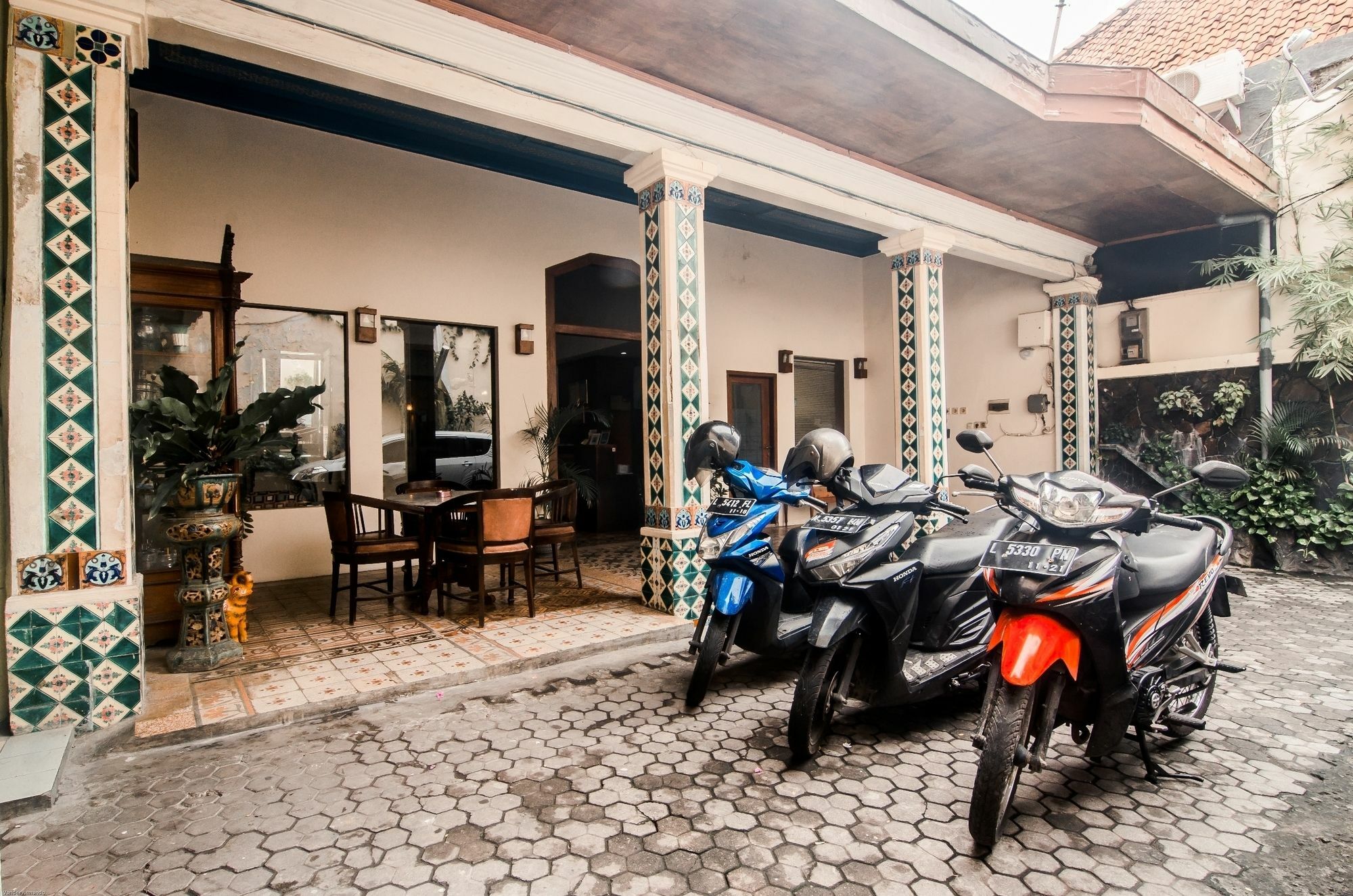 Hotel Keluarga Djagalan Raya スラバヤ エクステリア 写真